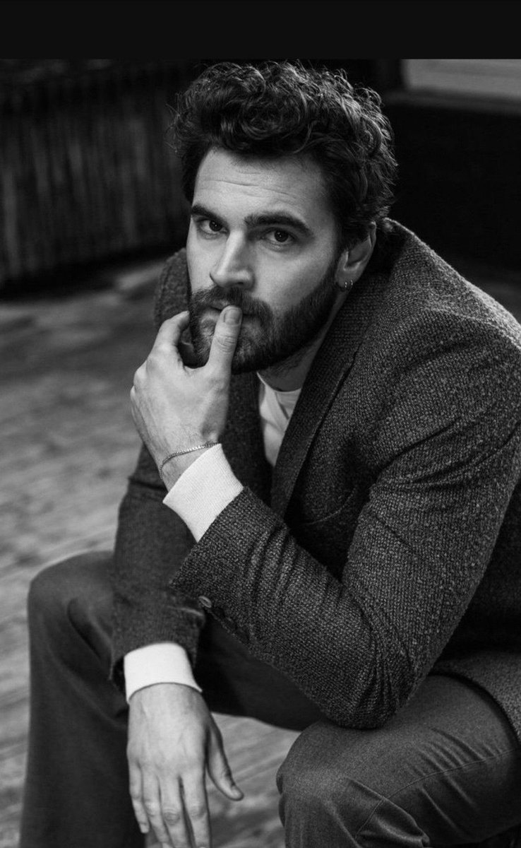 poppyndaisyy's tweet photo. Calling Tom Bateman ugly when he is literally so handsome, &amp; looks perfect for his age instead of having that baby face like the 30 yr olds you guys obsess over. Then saying his acting bad when he has theatre experience, &amp; literally portrayed the character perfectly https://t.co/skCPLbSFUu