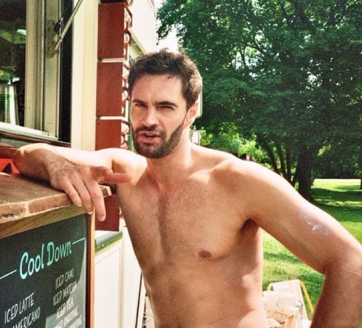 poppyndaisyy's tweet photo. Calling Tom Bateman ugly when he is literally so handsome, &amp; looks perfect for his age instead of having that baby face like the 30 yr olds you guys obsess over. Then saying his acting bad when he has theatre experience, &amp; literally portrayed the character perfectly https://t.co/skCPLbSFUu