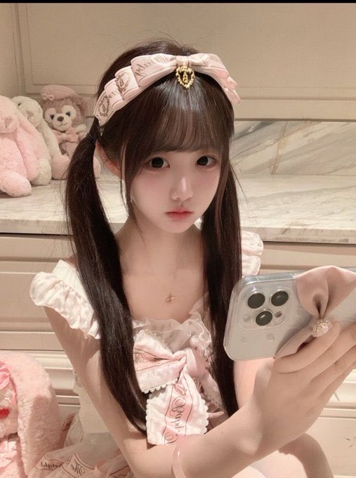 joanna95ib7's tweet photo. 12:08啦 有人在吗？？？

想发点照片  有人锐评女大福照吗

直接给不墨迹  发完我要删了….. https://t.co/JrJGIYlj77