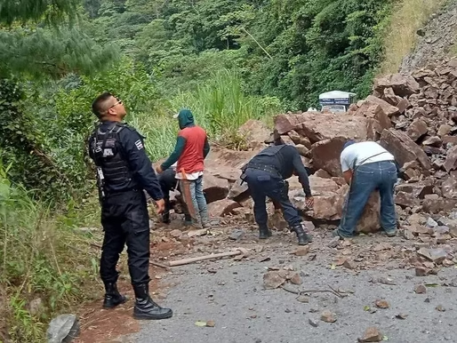 DespiertaPue's tweet photo. 🚨🧗 ¡Rescatan a turista tras caer en el Cañón del Duende en Cuetzalan!

Un turista fue rescatado luego de caer en una zona de difícil acceso en el Cañón del Duende, en Cuetzalan. 

👉 https://t.co/T6xpj3CTf7

#Cuetzalan #Puebla #Rescate #Turismo #DespiertaPuebla https://t.co/S4JyWCGUkf