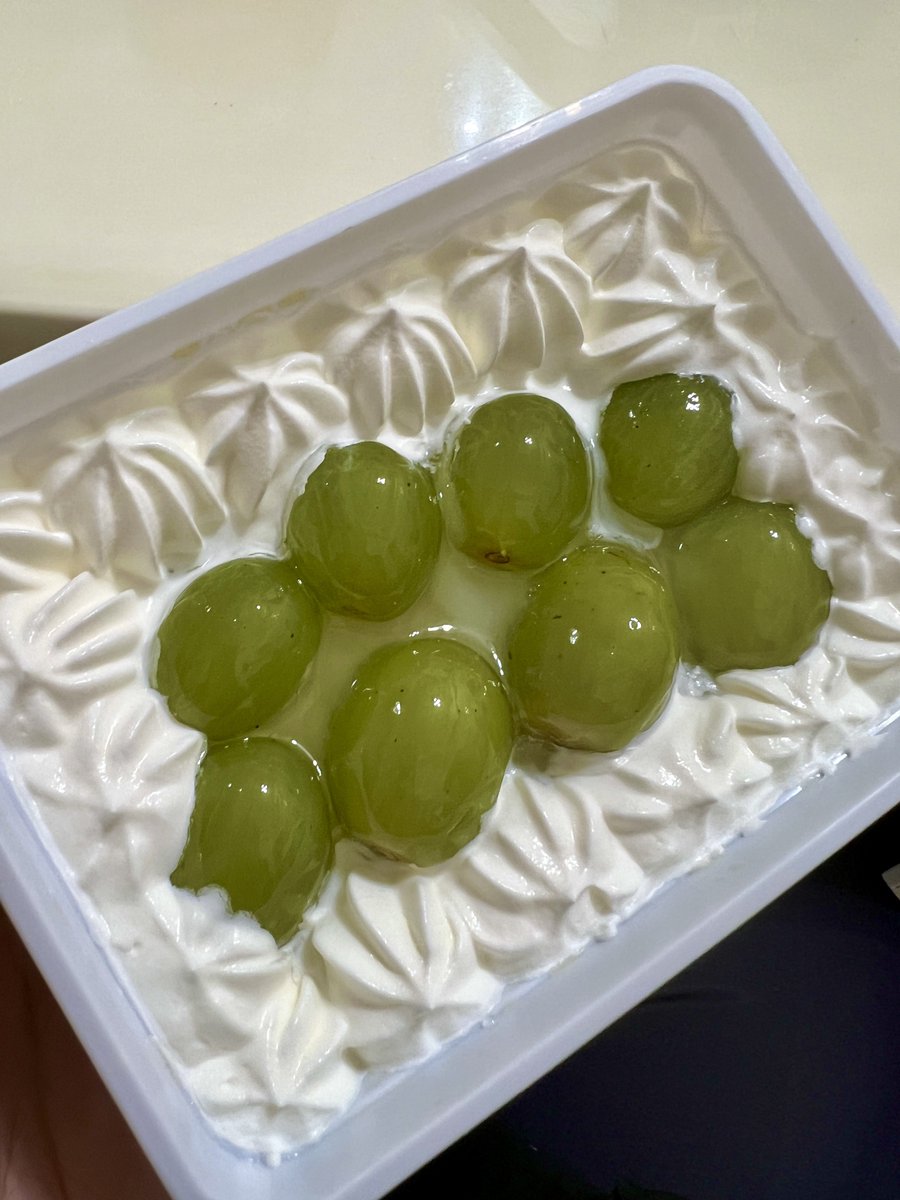 benji5447's tweet photo. 青提的來源，是因為青色跟菩提嗎？
-

還是習慣叫做葡萄。

-
有些事情，久了就習慣了。
習慣了，就無關放下不放下，反正不重要了。
但有時候，是不想習慣。 https://t.co/whDRoYYZZU