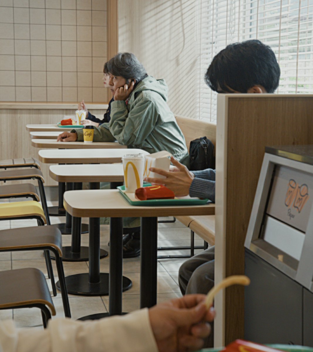 McDonaldsJapan's tweet photo. あなたが目撃したのは
プレミアムローストコーヒーを買おうとする青島？それとも… https://t.co/9LAMQC2r2B
