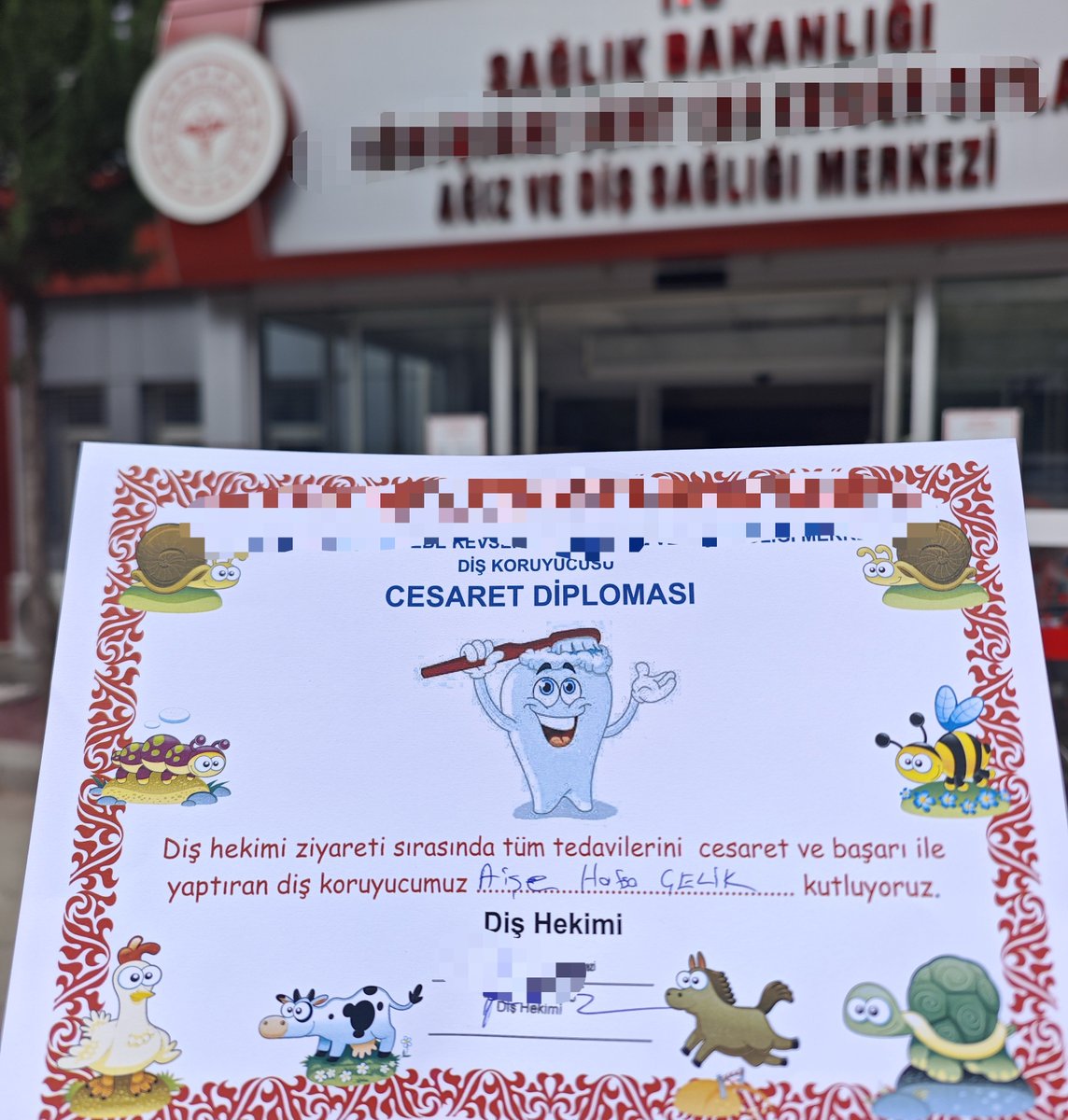 recep_muderris's tweet photo. Kızım (6), diş dolgusu yapan doktoruyla bağ kurup ona mektup yazmış. Allah'ım bu kızlar dünyayı güzelleştiriyor. Bugünki randevusu çok güzel geçmiş 😃🫂

Benim doktorum da elinde yalın alet, uyuşturmadan dişime giriyor; ruhum çıkacak zannediyorum. 🙄 https://t.co/6dlJf7pKT7