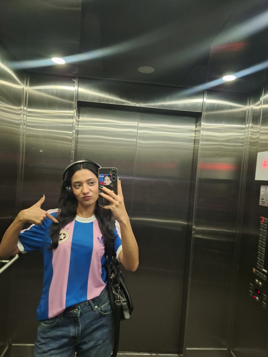 lexieswiley's tweet photo. tenho 21 anos.
consegui comprar a jersey do meninos e meninas fc
sem “pais ricos”. 
sem herança. 
eu não tive sorte.

eu estabeleci uma meta e a alcancei.
disciplina, consistência e prioridades. https://t.co/nwkzZuwlRs