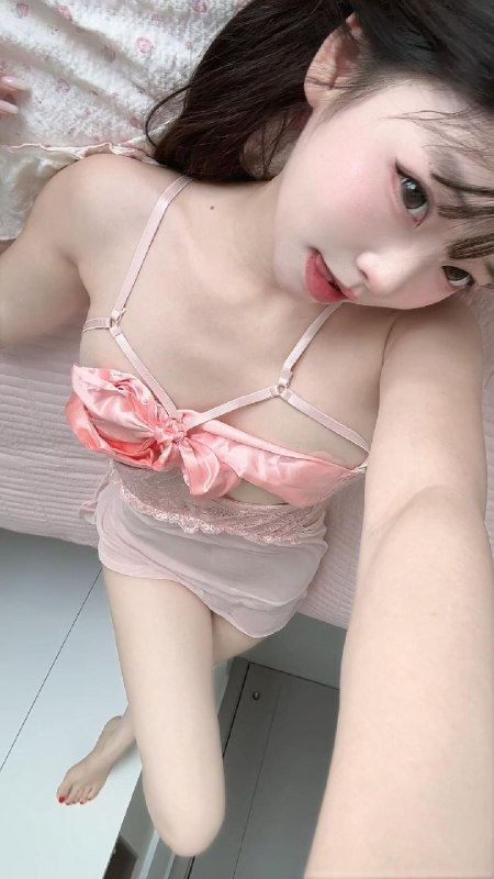 sevvalelmalii's tweet photo. 漏出半边柔软的固胸吊带，配上几乎透明的短裙，谁先忍不住？ https://t.co/ZU7lDwD5Lz
