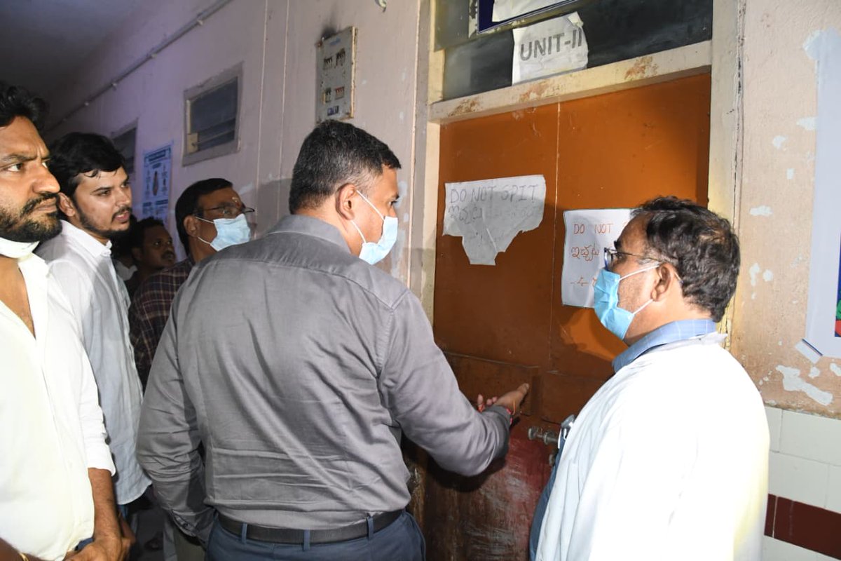 Collector_ADB's tweet photo. జిల్లా కేంద్రంలోని రిమ్స్ ఆసుపత్రిలో రోగులకు నాణ్యమైన, మెరుగైన వైద్య సేవలు అందించడమే లక్ష్యంగా చేపడుతున్న చర్యలను జిల్లా కలెక్టర్ రాజర్షి షా సోమవారం సాయంత్రం ఆకస్మికంగా తనిఖీ చేశారు. ఆసుపత్రిలోని వివిధ వార్డులతో పాటు పరిసర ప్రాంతాల్లో కొనసాగుతున్న పారిశుధ్య కార్యక్రమాలను క్షేత్రస్థాయిలో పరిశీలించారు.

ఈ సందర్భంగా నూతనంగా ఏర్పాటు చేసిన ఎంబీఎన్‌ఐసీయూ, గైనకాలజీ వార్డులను కలెక్టర్ పరిశీలించి, గర్భిణులు, బాలింతలు, నవజాత శిశువులకు అందుతున్న వైద్య సేవలపై వైద్యులను అడిగి తెలుసుకున్నారు. ప్రసవానంతరం బాలింతలు, నవజాత శిశువులను సురక్షితంగా ఇతర వార్డులకు తరలించే ప్రక్రియపై వైద్యులతో చర్చించారు. 

ఈ తనిఖీలో రిమ్స్ డైరెక్టర్ జై సింగ్ రాథోడ్, ఆర్డీఓ జగదీశ్వర్ రావు, మున్సిపల్ కమిషనర్ జగదీష్ గౌడ్, రిమ్స్, మున్సిపల్, వివిధ శాఖల అధికారులు, సిబ్బంది తదితరులు పాల్గొన్నారు.
#Telangana #MOHFW #HealthForAll #ADILABAD #GovernmentOfTelangana #IPRTELANGANA #TelanganaRising2047 #TelanganaRising
@TelanganaCMO
@TelanganaCS
@CPRO_TGCM
@Bhatti_Mallu
@INC_Ponguleti
@jupallyk_rao
@seethakkaMLA
@DamodarCilarapu
@RajarshiShahIAS
@MoHFW_INDIA
@DeptHealthRes
@CHFW_NHMTG
@TelanganaHealth
@cdmatelangana
@TimesNow
@PIBHindi
@PIB_India
@MIB_India
@PTI_News
@DCsofIndia
@DDNewslive
@DDNational
@IasTelangana
@IPRTelangana
@PIBHyderabad
@PIBFactCheck