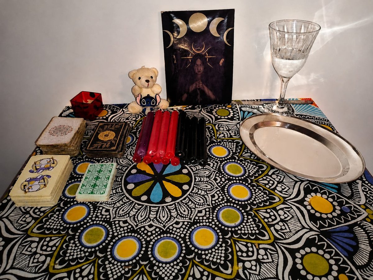 diabadasaalmas's tweet photo. oi cartodivas, como era a mesa de vocês no começo? a minha eu deixava um ursinho e um quadro com a foto da Hekate https://t.co/vwN4jEp4G1
