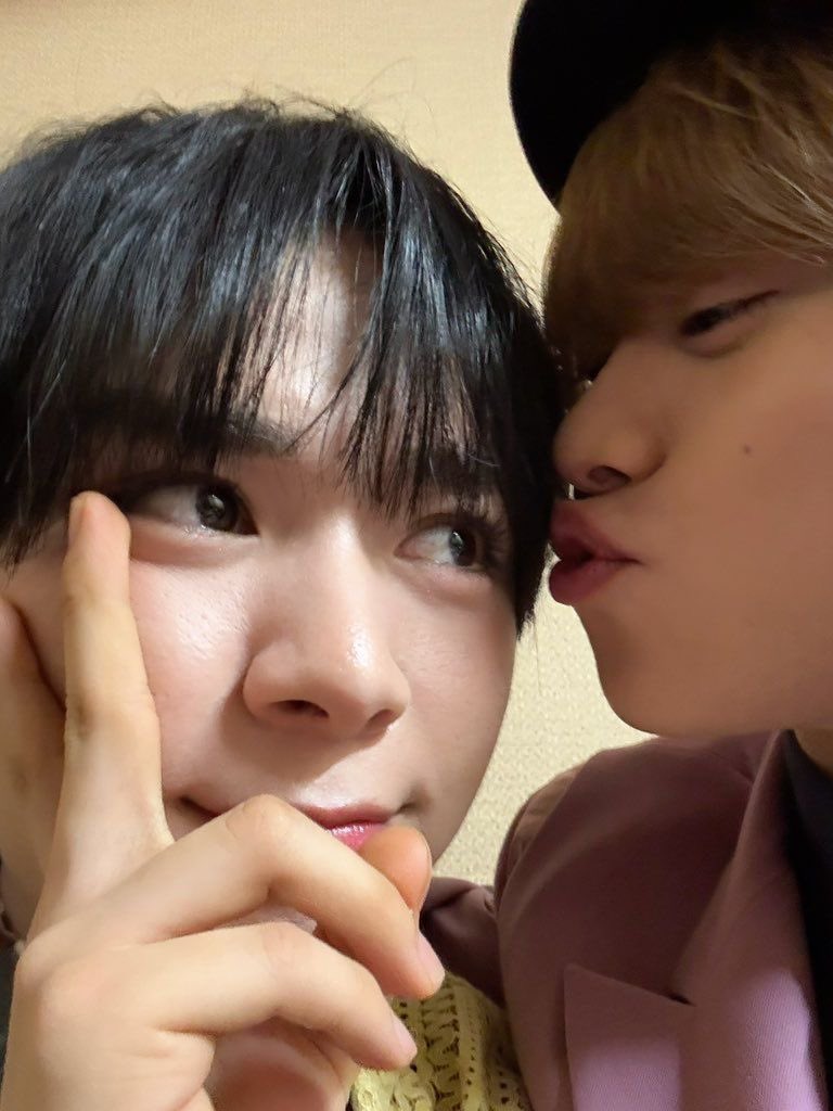 hosi728's tweet photo. こんな距離感のない写真がめちゃ好き .. 🧡💚 https://t.co/CXiH1FWmgr