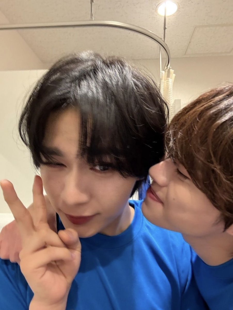 hosi728's tweet photo. こんな距離感のない写真がめちゃ好き .. 🧡💚 https://t.co/CXiH1FWmgr