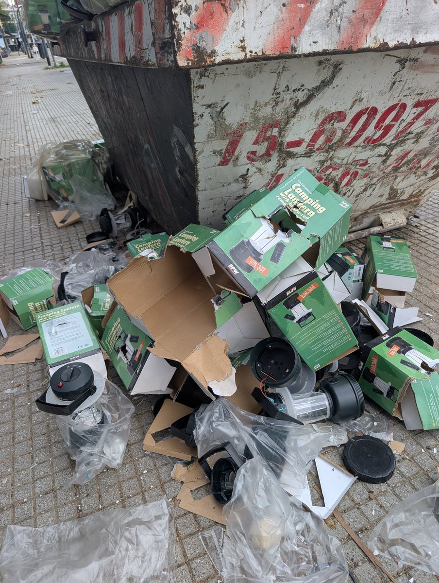 RoniBandini's tweet photo. Volquete surprise. Juan B Justo 1900. https://t.co/3RtlXmRtzR