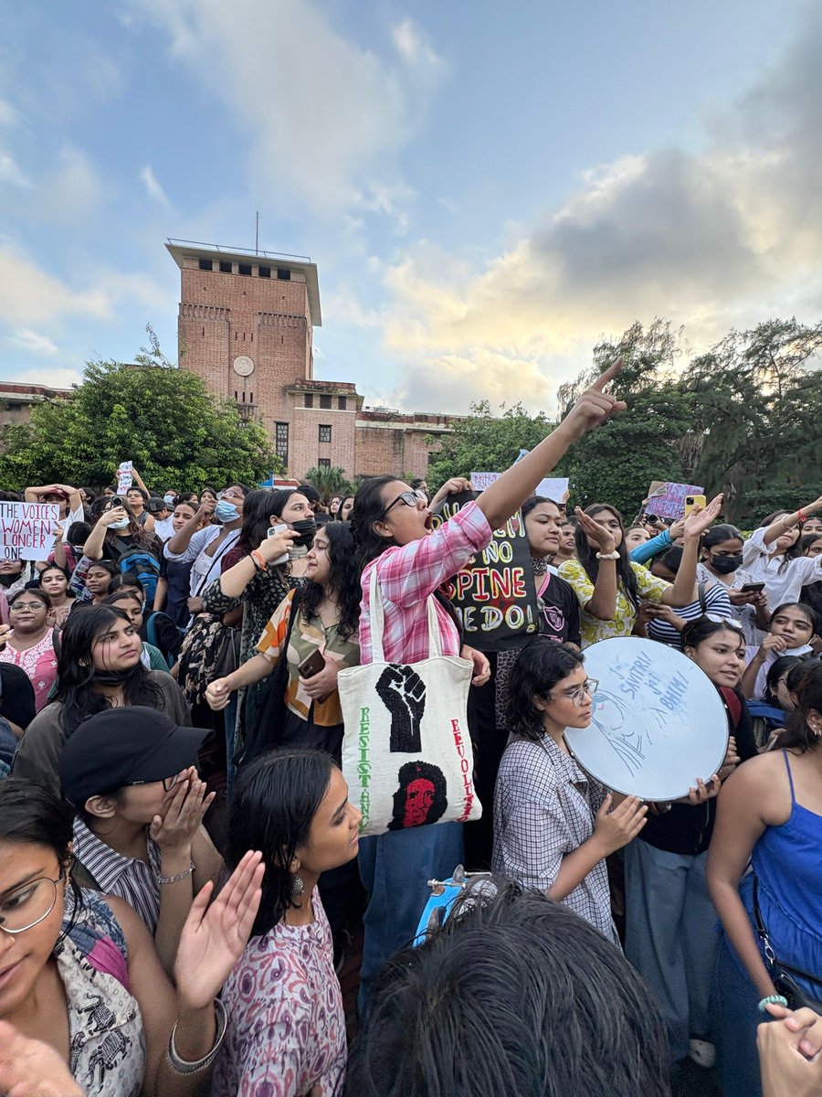 neha_aisa's tweet photo. Women of DU today...

What a pleasure it is to stand amidst such fierce solidarity! 
Bekhauf Aazadi Zindabad! https://t.co/h8kITIxAna