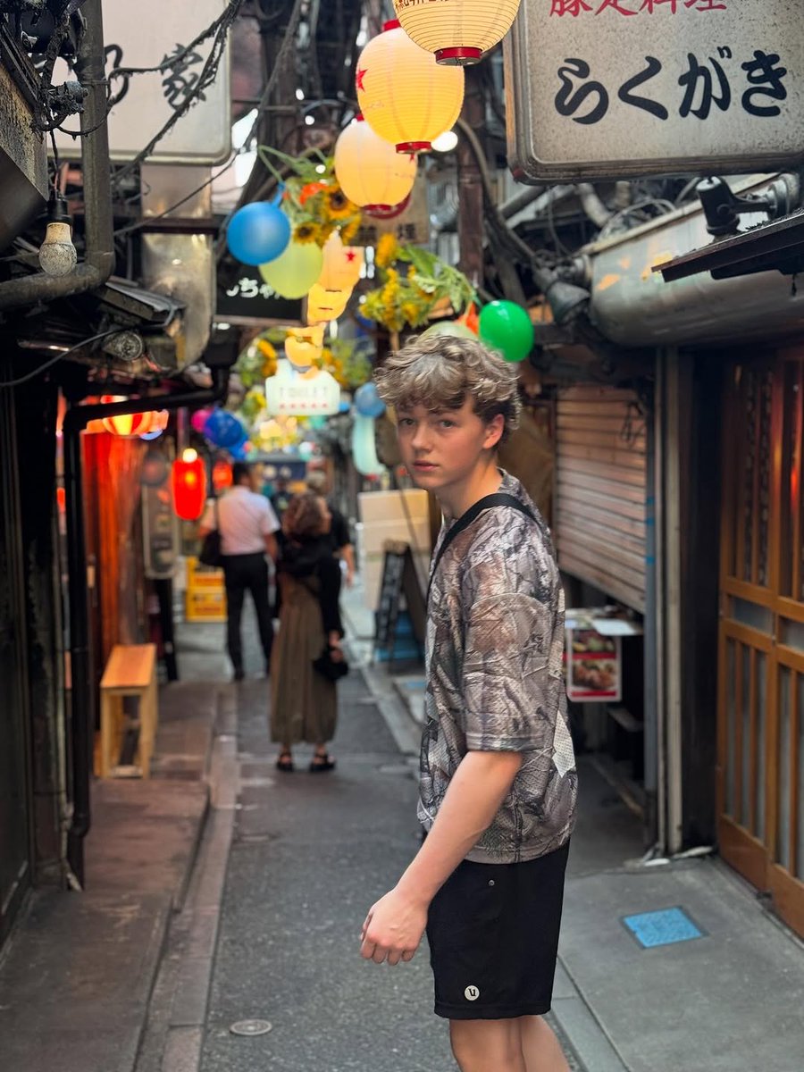 faelbdx's tweet photo. My satchel and I are in Japan 🤙🏻 https://t.co/PHHfg7U88o