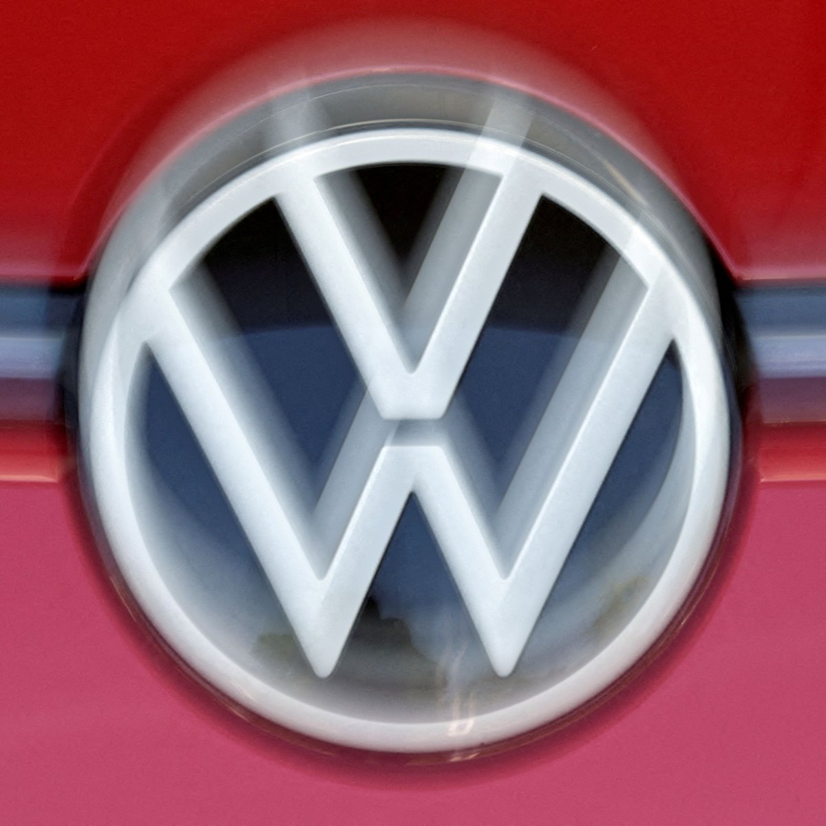 NZZde's tweet photo. Rostgefahr an der Lenkung: Die Volkswagen-Gruppe startet einen weltweiten Massenrückruf, von dem auch in der Schweiz 50 000 Autos betroffen sind. Welche Baureihen zur Überprüfung in die Werkstatt müssen und wie Halter jetzt reagieren sollten, lesen Sie hier: