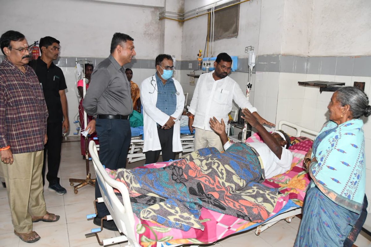 Collector_ADB's tweet photo. జిల్లా కేంద్రంలోని రిమ్స్ ఆసుపత్రిలో రోగులకు నాణ్యమైన, మెరుగైన వైద్య సేవలు అందించడమే లక్ష్యంగా చేపడుతున్న చర్యలను జిల్లా కలెక్టర్ రాజర్షి షా సోమవారం సాయంత్రం ఆకస్మికంగా తనిఖీ చేశారు. ఆసుపత్రిలోని వివిధ వార్డులతో పాటు పరిసర ప్రాంతాల్లో కొనసాగుతున్న పారిశుధ్య కార్యక్రమాలను క్షేత్రస్థాయిలో పరిశీలించారు.

ఈ సందర్భంగా నూతనంగా ఏర్పాటు చేసిన ఎంబీఎన్‌ఐసీయూ, గైనకాలజీ వార్డులను కలెక్టర్ పరిశీలించి, గర్భిణులు, బాలింతలు, నవజాత శిశువులకు అందుతున్న వైద్య సేవలపై వైద్యులను అడిగి తెలుసుకున్నారు. ప్రసవానంతరం బాలింతలు, నవజాత శిశువులను సురక్షితంగా ఇతర వార్డులకు తరలించే ప్రక్రియపై వైద్యులతో చర్చించారు. 

ఈ తనిఖీలో రిమ్స్ డైరెక్టర్ జై సింగ్ రాథోడ్, ఆర్డీఓ జగదీశ్వర్ రావు, మున్సిపల్ కమిషనర్ జగదీష్ గౌడ్, రిమ్స్, మున్సిపల్, వివిధ శాఖల అధికారులు, సిబ్బంది తదితరులు పాల్గొన్నారు.
#Telangana #MOHFW #HealthForAll #ADILABAD #GovernmentOfTelangana #IPRTELANGANA #TelanganaRising2047 #TelanganaRising
@TelanganaCMO
@TelanganaCS
@CPRO_TGCM
@Bhatti_Mallu
@INC_Ponguleti
@jupallyk_rao
@seethakkaMLA
@DamodarCilarapu
@RajarshiShahIAS
@MoHFW_INDIA
@DeptHealthRes
@CHFW_NHMTG
@TelanganaHealth
@cdmatelangana
@TimesNow
@PIBHindi
@PIB_India
@MIB_India
@PTI_News
@DCsofIndia
@DDNewslive
@DDNational
@IasTelangana
@IPRTelangana
@PIBHyderabad
@PIBFactCheck