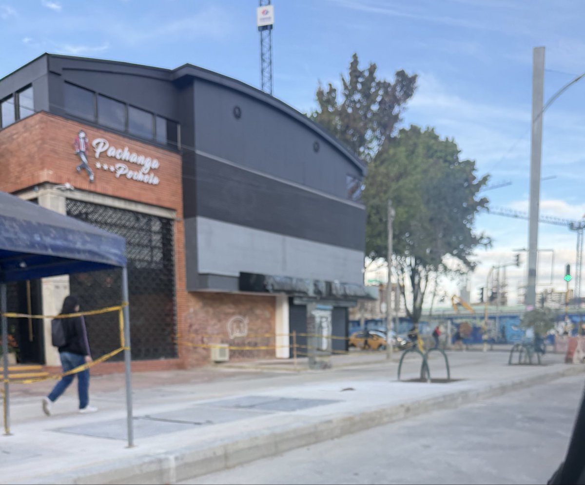 gortizh's tweet photo. @Danielbricen @darcyquinnr esta bien adueñarse de el espacio público de esta manera? En la Cra 15 con calle 73 https://t.co/YzzjvUC5bq