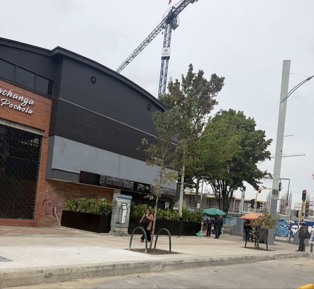 gortizh's tweet photo. @Danielbricen @darcyquinnr esta bien adueñarse de el espacio público de esta manera? En la Cra 15 con calle 73 https://t.co/YzzjvUC5bq