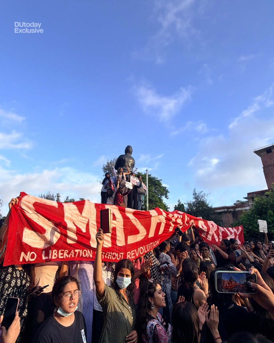 neha_aisa's tweet photo. Women of DU today...

What a pleasure it is to stand amidst such fierce solidarity! 
Bekhauf Aazadi Zindabad! https://t.co/h8kITIxAna