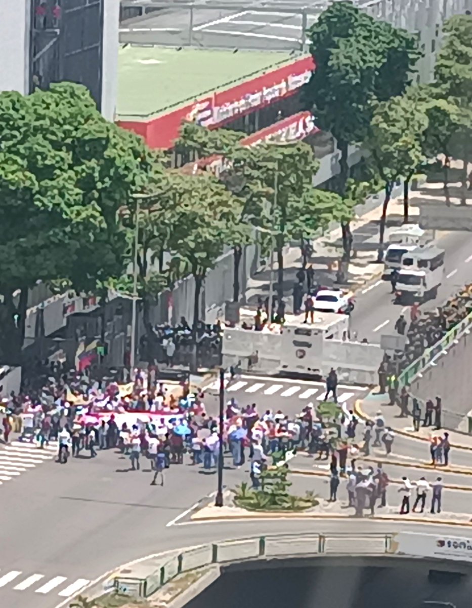 MeteoAero's tweet photo. GNB despliega el "murciélago" para impedir protesta en PDVSA La Campiña. https://t.co/hK5mwwAzwy