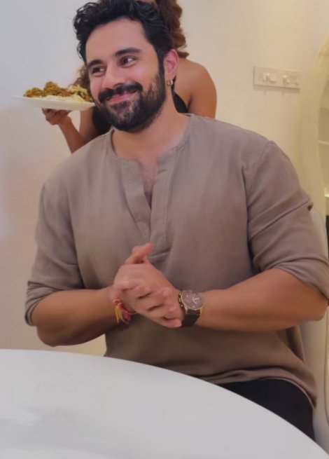 justtt_shreya's tweet photo. May you always stay this happy, Shekuu 🤍✨
And no negativity ever find its way to you, my 🧸🧿🫶🏻
@Humarabajaj6 #AbhishekBajaj https://t.co/BUguB9DQM6