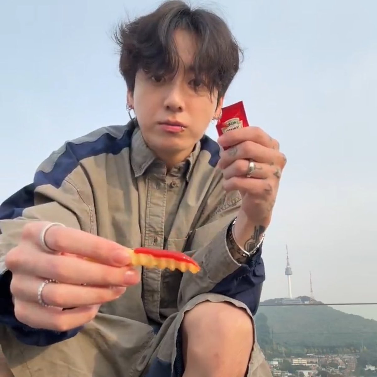 crumblejkook's tweet photo. come back my unemployed boyfriend jungkookie 🤧 https://t.co/F0SSQbY4HS