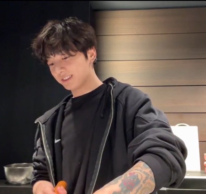 crumblejkook's tweet photo. come back my unemployed boyfriend jungkookie 🤧 https://t.co/F0SSQbY4HS
