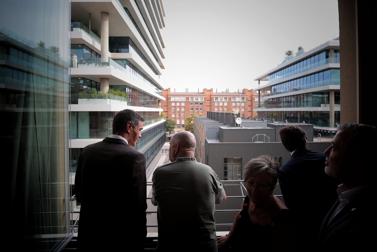 sanchezcastejon's tweet photo. Illa Sibèria representa el modelo de vivienda que queremos: pública, protegida y asequible.

42 pisos sostenibles y eficientes en pleno Poblenou para que los barrios sigan siendo de los vecinos y no de los fondos buitre. https://t.co/8EMMKZrkYu