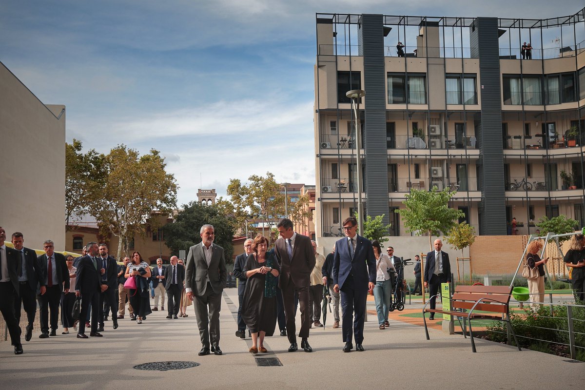 sanchezcastejon's tweet photo. Illa Sibèria representa el modelo de vivienda que queremos: pública, protegida y asequible.

42 pisos sostenibles y eficientes en pleno Poblenou para que los barrios sigan siendo de los vecinos y no de los fondos buitre. https://t.co/8EMMKZrkYu