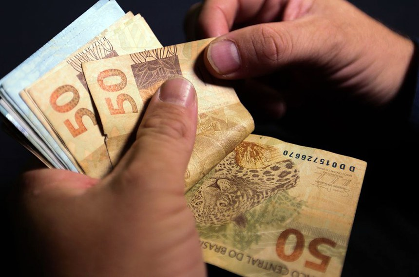 SenadoFederal's tweet photo. Desenrola Brasil: pessoas físicas com dívidas em atraso poderão renegociá-las com descontos de 90% ou mais. O Desenrola Brasil 3.0 foi criado por meio de Medida Provisória publicada na sexta (25) https://t.co/fL1sbOOS0N https://t.co/wcwFFxhUH4