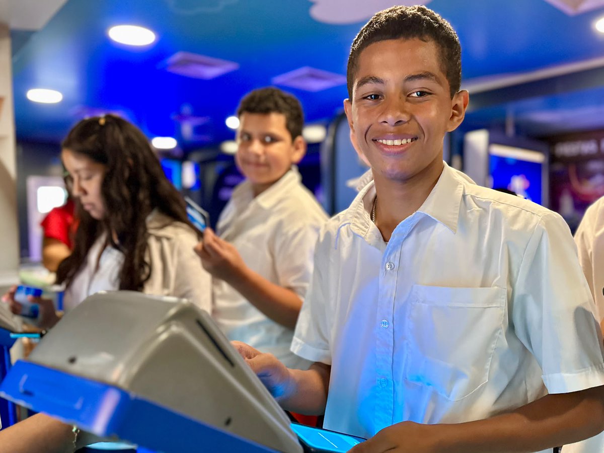 bcr_sv's tweet photo. La educación financiera sobre ruedas, con nuestro proyecto “Mi Viaje Financiero”. ¡Cada vez alcanzamos a más jóvenes! Conoce más sobre nuestro Bus "Mi Viaje Financiero" aquí: https://t.co/OeOYH3o1EV ✅🚍 https://t.co/hFmpTX32FU