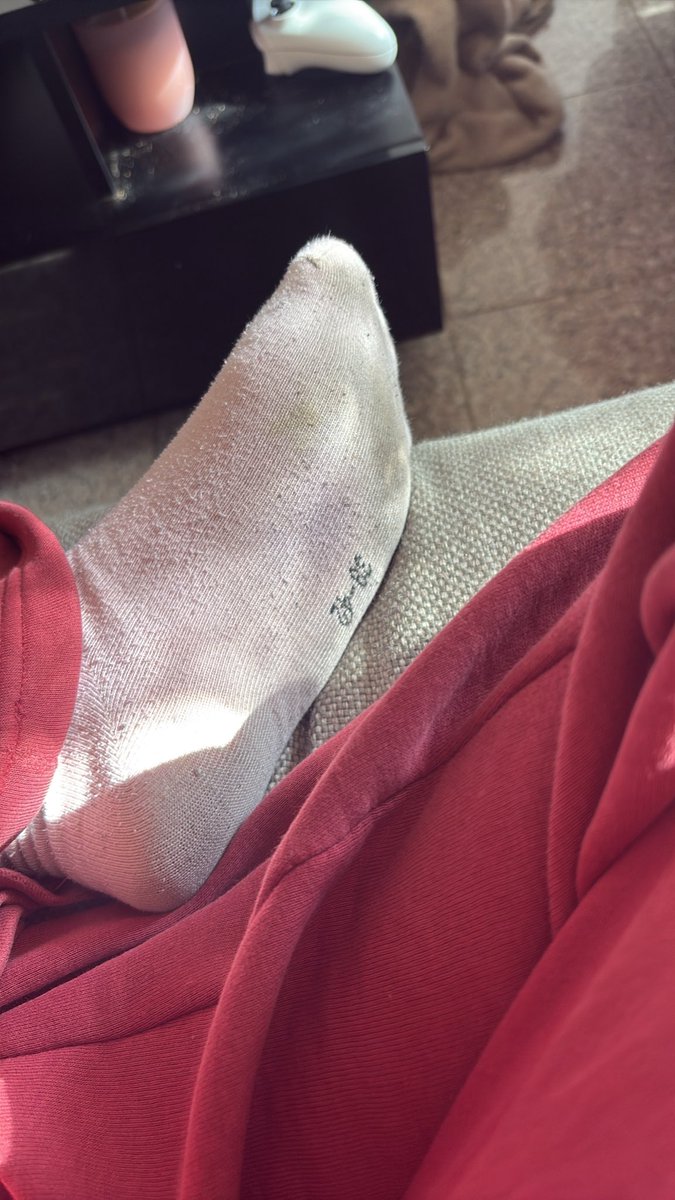 goddess_01im's tweet photo. Ich weiß das ihr drauf steht! 
Wer mehr sehen will sollte lieber mit Paysafe Code in meine DMs die ersten 5 bekommen Video von meinen Füßen während ich sie runter mache
#findom #fußfetisch #erniedrigung https://t.co/ouzUtwDtPK