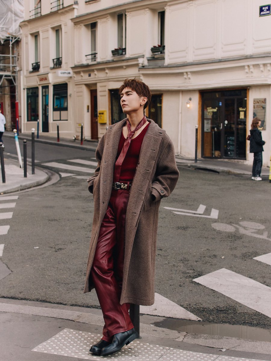 myworldspt's tweet photo. หล่ออันตรายเล่นกับใจเด็กสาว ❤️‍🔥✨

MEW X ELIE SAAB HM 

@MSuppasit #MewSuppasit 
#ELIESAABxHMwithMew
#HM #HMThailand #HMThailandxMEW https://t.co/cBl43aHpPX
