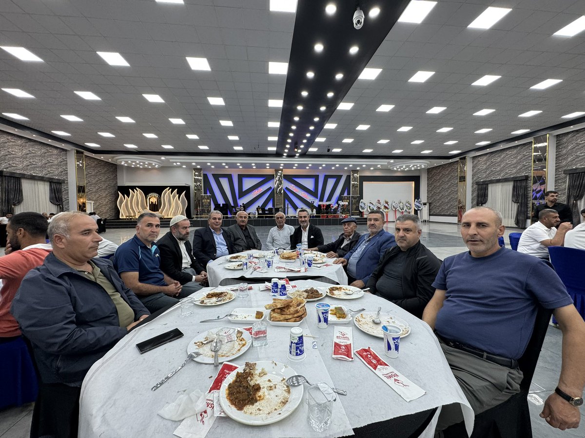 AkPartiBismil's tweet photo. 📍Bismil 

İlçe başkanımız sayın Muzaffer Cengiz Özaydın, eski ilçe başkanımız sayın Mehmet Kızılkaya ve ilçe yönetim kurulu üyelerimiz ile birlikte,

Eşen ailesinin mevlitli dü��ün merasimine katıldılar. 
 
Zelal ve Ömer çiftimize bir ömür boyu mutluluklar diliyoruz. https://t.co/gLRrPEorxK