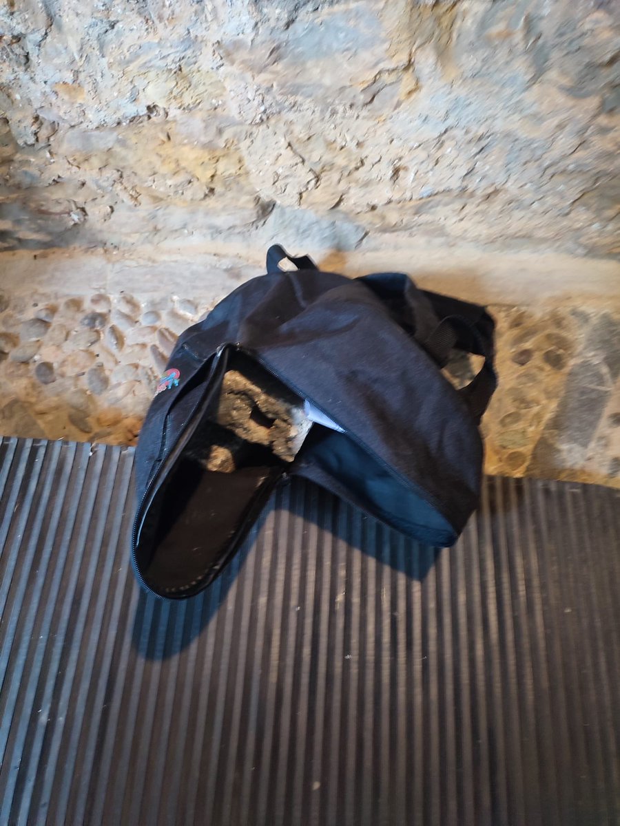 llerasuarez's tweet photo. Esto es lo que hoy hemos encontrado en la Casa del Pueblo de Oviedo

Al revisar una mochila, encontramos piedras y esta nota haciendo referencia a “15 kg de explosivo plástico”

Lo hemos denunciado ante la Policía.

Si pretendían amedrentarnos, se equivocan. Aquí seguiremos. ❤️🌹 https://t.co/nnxns5msrk