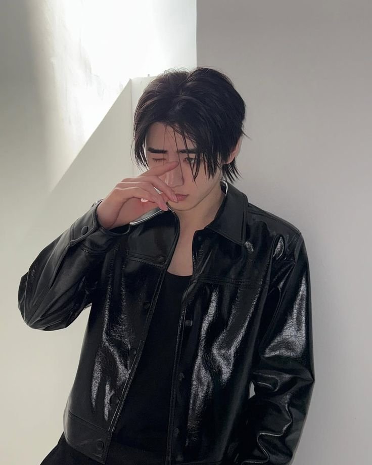 hoonance's tweet photo. That subtle sideways glance paired with a sharp leather jacket is a devastating combination
#박성훈 #엔하이펜 #SUNGHOON https://t.co/vEgpNiRym2