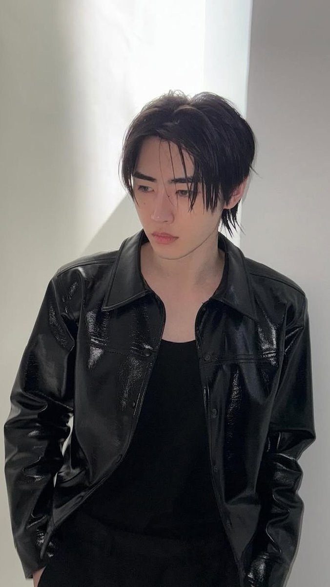 hoonance's tweet photo. That subtle sideways glance paired with a sharp leather jacket is a devastating combination
#박성훈 #엔하이펜 #SUNGHOON https://t.co/vEgpNiRym2