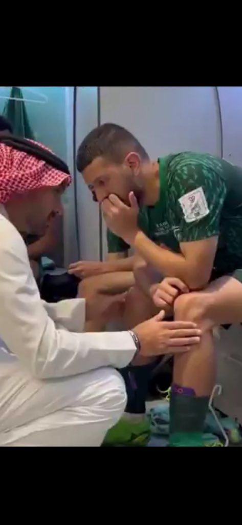 abodia01's tweet photo. @aaaayyyy60 @jdeed2002 والهلاليون مدخلين
بلا حدود
انظر الملكي هل هو مسوي عملية 
وانظر من جالس عنده https://t.co/k1ohD9WHcu