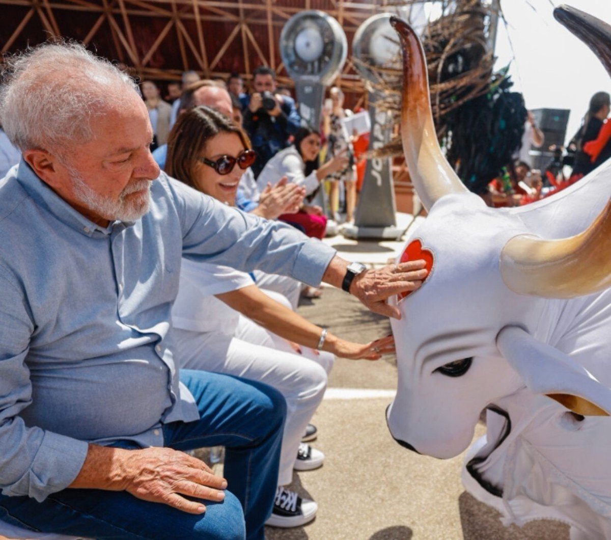 jjgunk's tweet photo. amo que nessas fotos o lula ta assim

"sai garantido 🤢"
*beijinho na estrela do caprichoso boi lindo 🤩* https://t.co/76G45nnf5I
