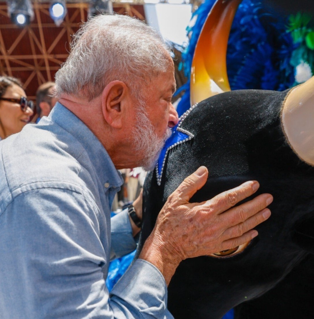 jjgunk's tweet photo. amo que nessas fotos o lula ta assim

"sai garantido 🤢"
*beijinho na estrela do caprichoso boi lindo 🤩* https://t.co/76G45nnf5I