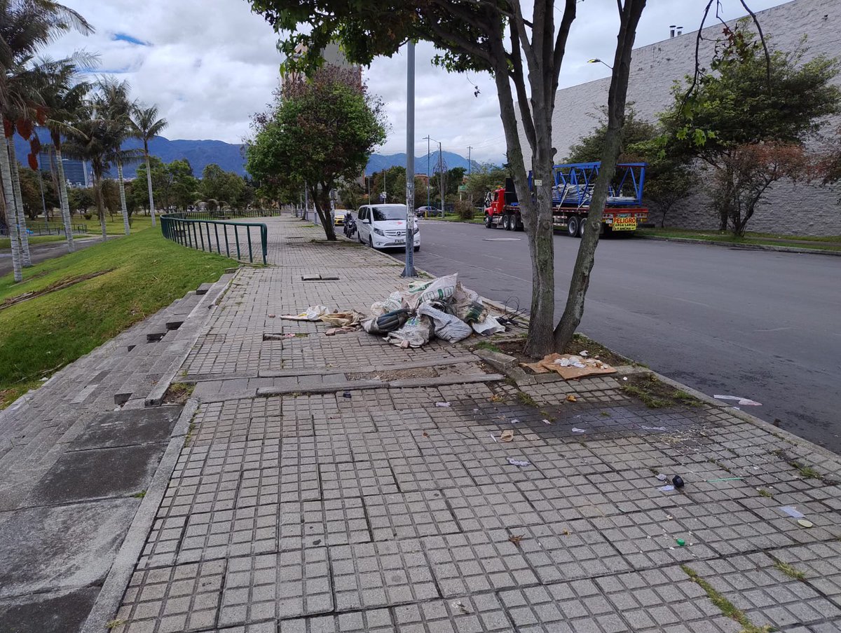 SomosCrisol's tweet photo. @Uaesp @BogotaLimpiaSAS Mil gracias por la gestión y el reporte, sin embargo, como les comenté, el habitante de calle dejó abandonado una parte de los residuos, en la zona de las escaleras del parque. Y  por otro lado, en la madrugada de hoy, debieron dejar restos de obra ahí cerca al punto ...🙁🥺😕☹️ https://t.co/UbJQd8zMEZ