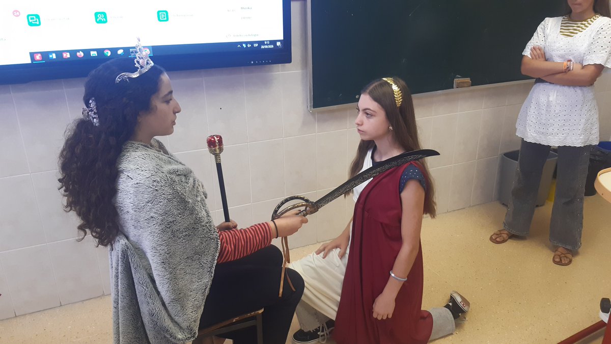 KARMENGOAMADBH's tweet photo. 🏰 Jaunak, basailuak, leialtasun-zinak… Gaur DBHko 2. Dko ikasgelan Erdi Aroko giroa izan dugu! Omenaldiaren zeremonia antzeztuz, feudalismoaren garaian murgildu dira. ⚔️ https://t.co/cQPfXWWmxI