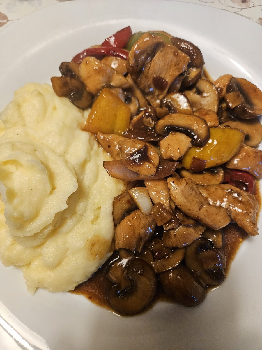 SabineBneu's tweet photo. Heute:
Huhn mit Pilzen, Paprika und Kartoffelbrei 😋😋😋 https://t.co/DNhmQA9jA7