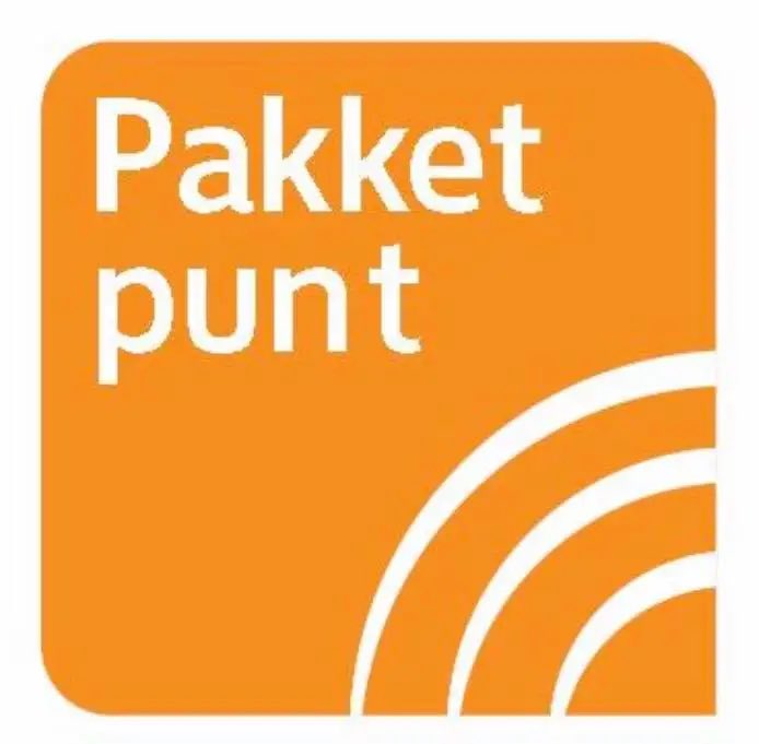 Gekheid_stokjes's tweet photo. Veel positieve ervaringen in Nederland, maar werd vandaag ook weer even geconfronteerd met die typisch zure Nederlandse lompheid.

Het postkantoor bestaat niet meer, maar als je een pakje wilt versturen kun je dat dus doen vanaf een pakketpunt, gevestigd in een andere winkel.

Ik loop zo’n winkel binnen en vraag vriendelijk aan een mevrouw bij de kassa of er hier ook een pakketpunt is. ‘Ja daar’ antwoordt ze, en wijst naar een lege balie. ‘Ah maar daar staat niemand om te helpen’ zeg ik.

Een m.i. normale reactie is dan ‘geen probleem, ik kom u zo helpen daar.’ Mevrouw zag dit echter als een ideale gelegenheid mij deelgenoot van haar zware werkdruk te maken met een vinnig ‘ja ik ga daar niet de hele dag staan wachten, ik heb wel meer te doen!’ 🤣

Ik zie er de humor wel van in, maar ik kan je verzekeren dat er landen zijn waar je je baan verliest als je zo met klanten communiceert. Amazing Holland!
