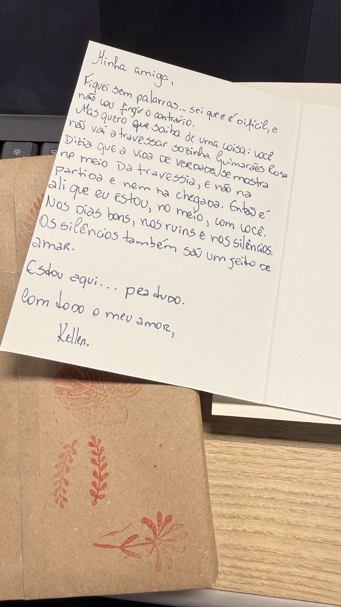 KellenCSF's tweet photo. Hoje era para ter sido um dia ordinariamente comum. Até uma das minhas melhores amigas me contar que a doença que tanto nos atormentou no passado, voltou. Estou sem palavras. Mas para ela eu preciso ser uma fortaleza inteira. 
Poderíamos ter licença para desabar e se refazer quando fosse preciso?