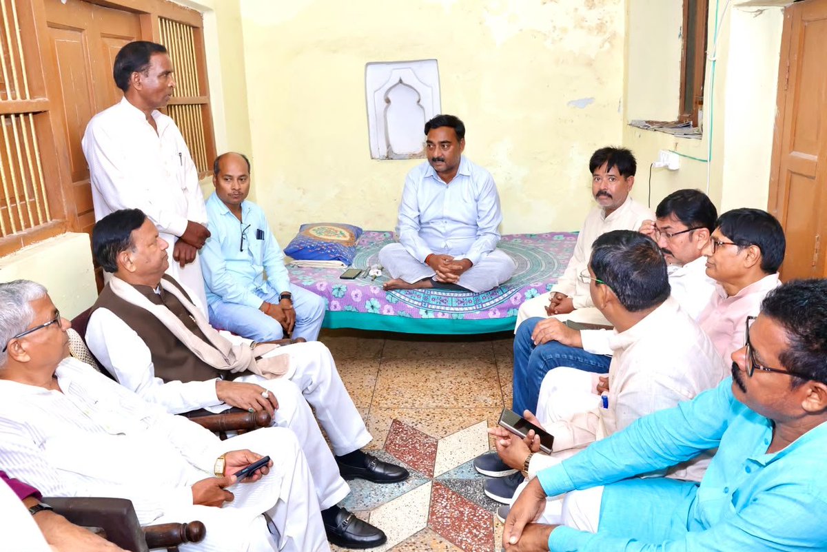 mppchaudhary's tweet photo. जनपद ​महराजगंज के अमरूतिया में विद्या भारती के जिला मंत्री एवं भाजपा के पूर्व नगर महामंत्री श्री अशोक मद्धेशिया जी के पूज्य पिता जी के निधन उपरांत उनके निवास स्थान पहुंचकर परिजनों से भेंट कर शोक संवेदना व्यक्त की।

ईश्वर से प्रार्थना है कि दिवंगत पुण्यात्मा को अपने श्रीचरणों में स्थान दें एवं शोकाकुल परिवार को यह असीम दुःख सहन करने की शक्ति प्रदान करें।
#OmShanti 
#अपना_महराजगंज 

@BJP4UP