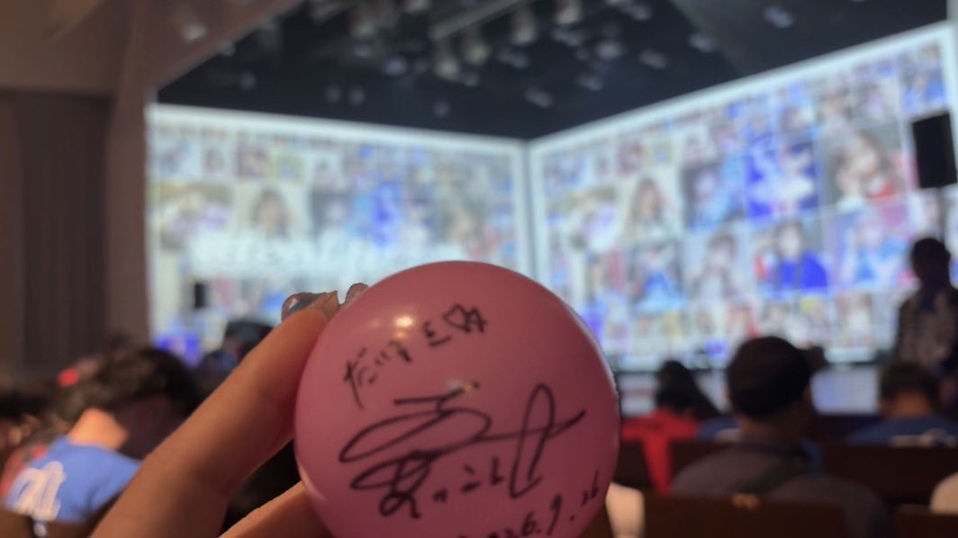 inusukirunrun's tweet photo. エモ泥棒な上にサインボール泥棒（大切なのでライブ終わってすぐ帰ってopp袋につつんで梱包した） https://t.co/KeFmGl8Mbk
