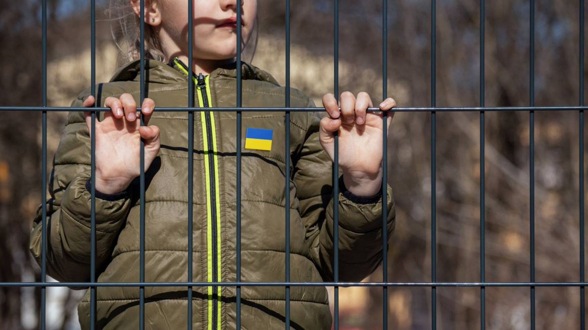 cyprien_ronze's tweet photo. 🇪🇺🇺🇦🇷🇺 Jusqu'ou ira l'ignominie et l'horreur du régime de Poutine ??

20 500 enfants.

Vingt mille cinq cents enfants ukrainiens déportés ou transférés de force vers la Russie. Estimation de l'Union européenne. Le décompte ukrainien y ajoute 2 318 enfants toujours portés DISPARUS.

Disparus. En Europe. En 2026.

Aujourd'hui, le Conseil de l'UE a inscrit 10 personnes et 17 entités pour ces faits. Décision (PESC) 2026/2185, règlement (UE) 2026/2184, Journal officiel.

Lisez la liste. Vraiment, lisez-la.

Un président de République, le Tatarstan. Des ministres de l'Éducation de territoires occupés. Des directeurs de camps et d'écoles. LE COMITÉ DU TOURISME DE LA VILLE DE MOSCOU.

Et un camp de vacances en CORÉE DU NORD, déjà sanctionné par Londres en mai pour son soutien au programme russe de déportation et de rééducation.

Vous voyez ce que ça décrit ?

Ni dérive, ni bavure. Une FILIÈRE. Des voyagistes, des camps, des écoles. Et au bout, ce que l'UE nomme elle-même : assimilation forcée, endoctrinement, éducation militarisée.

Une administration entière mobilisée pour voler les enfants d'un autre pays.

Il y a un mot pour ça : terrorisme d'État.

Et un rappel : la Cour pénale internationale a délivré un mandat d'arrêt contre Vladimir Poutine pour ces déportations. Contre le chef de l'État russe. En personne.

Alors qu'on cesse de me parler de « dialogue ».

Gel des avoirs, interdiction de fonds, interdiction d'entrée. C'est bien. C'est TARD.

Ces enfants ont un nom, une famille et un pays.

RAMENEZ-LES.