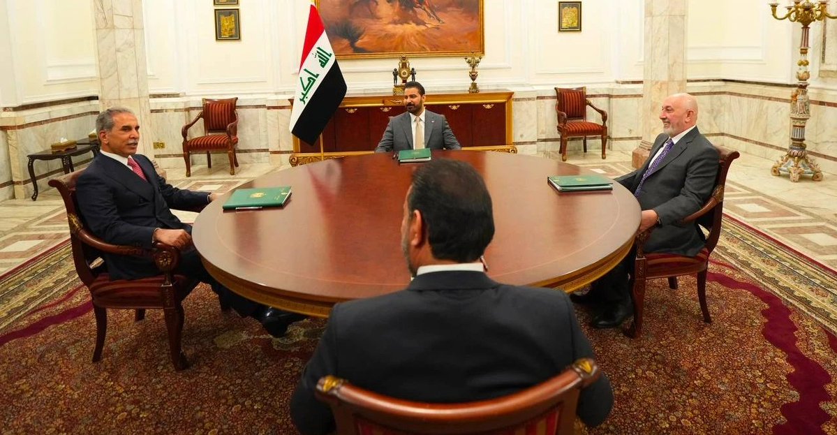 rafdyeenone's tweet photo. اجتماع حاسم للرئاسات الأربع في #العراق مساء اليوم لبحث ملفات استراتيجية تشمل آليات حصر سلاح الفصائل بيد الدولة عقب انتهاء مهام التحالف الدولي وتداعيات التحذير الأمريكي بفرض عقوبات على المطارات العراقية في حال استقبال الطيران الإيراني https://t.co/Qi9Fg0rnXz