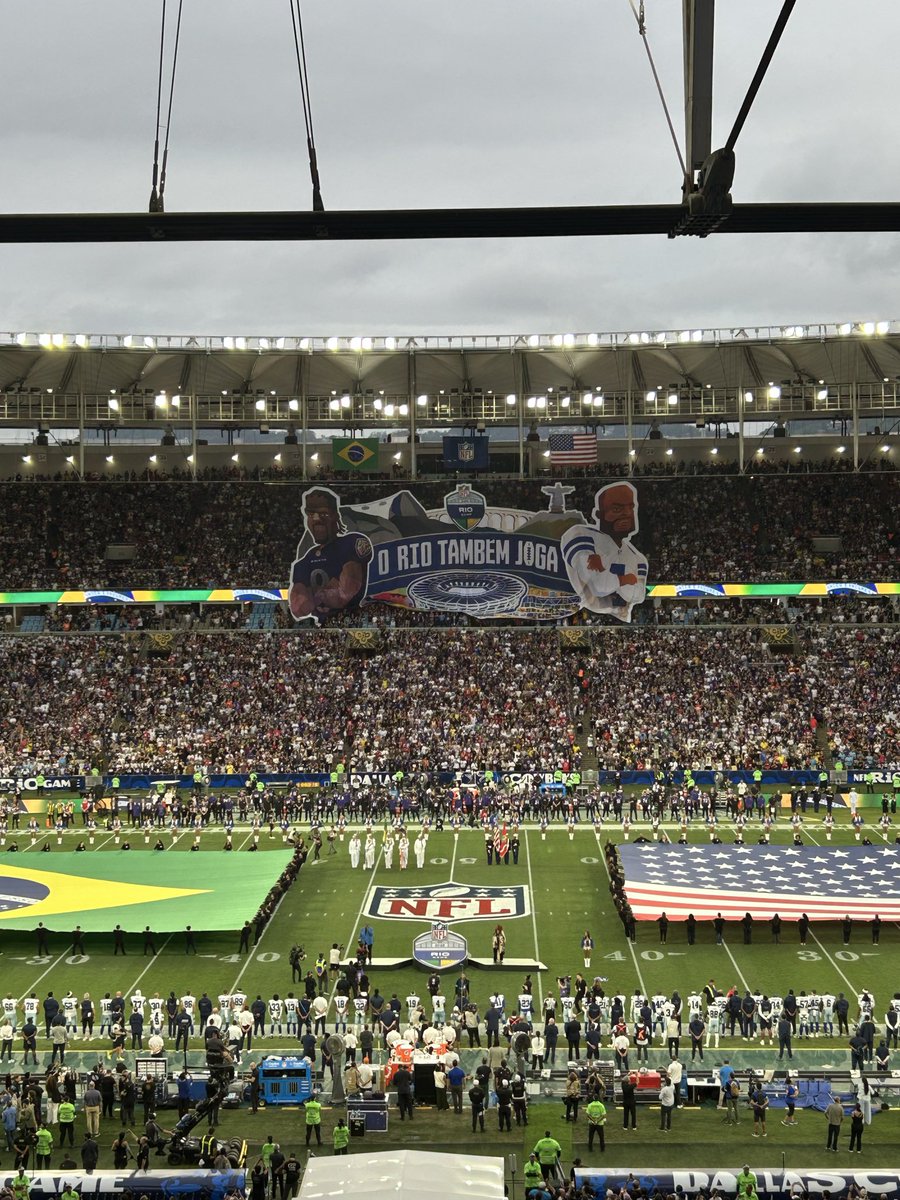 ogustavofuchs's tweet photo. Há dois anos, comecei a produzir conteúdo sobre futebol americano aqui. Sem ganhar nada e sem saber se isso algum dia me levaria a algum lugar. Nesse caminho, ouvi muita piada por gostar e, principalmente, por querer trabalhar com NFL no Brasil.

Mas eu continuei. E quem acompanha essa página há algum tempo sabe o quanto eu amo tudo isso.

Os últimos 30 dias foram alguns dos mais corridos da minha vida. Trabalho, faculdade, estrada, pauta, roteiro, edição, pouco sono. E cada segundo valeu a pena.

Porque ontem eu vivi algo que aquele Gustavo que começou tudo isso há dois anos provavelmente teria dificuldade de acreditar: trabalhei credenciado em um jogo da NFL no Maracanã.

Sou muito grato à Clutch Media pela oportunidade e, principalmente, ao @oAlexPorto pela confiança. Tem sido um prazer fazer parte da equipe do Endzone e trabalhar com aquilo que, durante tanto tempo, parecia um sonho distante.

Mas essa conquista também não é só minha. Muita gente fez parte dessa página nesses dois anos, me ajudou, acreditou nas minhas ideias, produziu conteúdo comigo, divulgou, apoiou ou simplesmente esteve por perto quando tudo isso ainda era muito pequeno. Cada pessoa que passou por aqui também me ajudou a chegar até o Maracanã. Então, de coração, obrigado. Todos vocês fazem parte disso.

E obrigado também a cada pessoa que acompanha a página. Cada curtida, comentário, compartilhamento e mensagem ajudou a fazer tudo isso crescer e chegar onde chegou.

Ainda bem que eu não escutei as piadas. Ainda bem que continuei quando ninguém estava olhando.

O Maracanã não foi a chegada. Foi só um daqueles momentos que fazem a gente perceber que valeu a pena não desistir. ❤️🏈