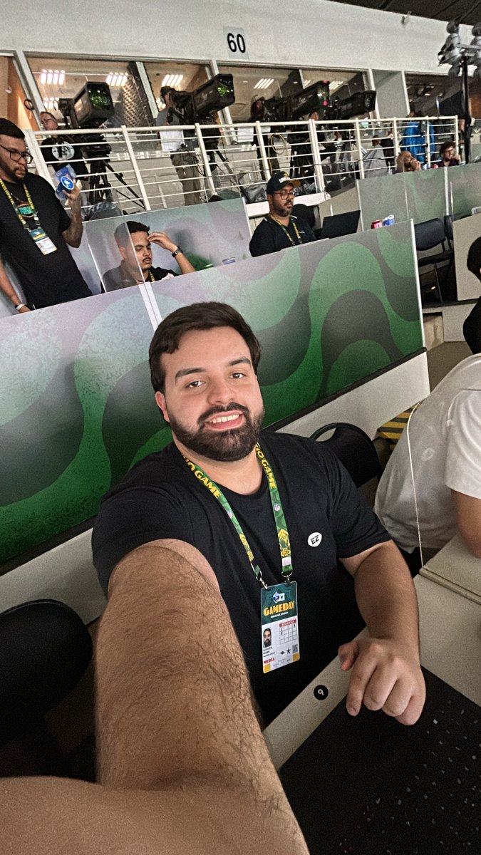 ogustavofuchs's tweet photo. Há dois anos, comecei a produzir conteúdo sobre futebol americano aqui. Sem ganhar nada e sem saber se isso algum dia me levaria a algum lugar. Nesse caminho, ouvi muita piada por gostar e, principalmente, por querer trabalhar com NFL no Brasil.

Mas eu continuei. E quem acompanha essa página há algum tempo sabe o quanto eu amo tudo isso.

Os últimos 30 dias foram alguns dos mais corridos da minha vida. Trabalho, faculdade, estrada, pauta, roteiro, edição, pouco sono. E cada segundo valeu a pena.

Porque ontem eu vivi algo que aquele Gustavo que começou tudo isso há dois anos provavelmente teria dificuldade de acreditar: trabalhei credenciado em um jogo da NFL no Maracanã.

Sou muito grato à Clutch Media pela oportunidade e, principalmente, ao @oAlexPorto pela confiança. Tem sido um prazer fazer parte da equipe do Endzone e trabalhar com aquilo que, durante tanto tempo, parecia um sonho distante.

Mas essa conquista também não é só minha. Muita gente fez parte dessa página nesses dois anos, me ajudou, acreditou nas minhas ideias, produziu conteúdo comigo, divulgou, apoiou ou simplesmente esteve por perto quando tudo isso ainda era muito pequeno. Cada pessoa que passou por aqui também me ajudou a chegar até o Maracanã. Então, de coração, obrigado. Todos vocês fazem parte disso.

E obrigado também a cada pessoa que acompanha a página. Cada curtida, comentário, compartilhamento e mensagem ajudou a fazer tudo isso crescer e chegar onde chegou.

Ainda bem que eu não escutei as piadas. Ainda bem que continuei quando ninguém estava olhando.

O Maracanã não foi a chegada. Foi só um daqueles momentos que fazem a gente perceber que valeu a pena não desistir. ❤️🏈