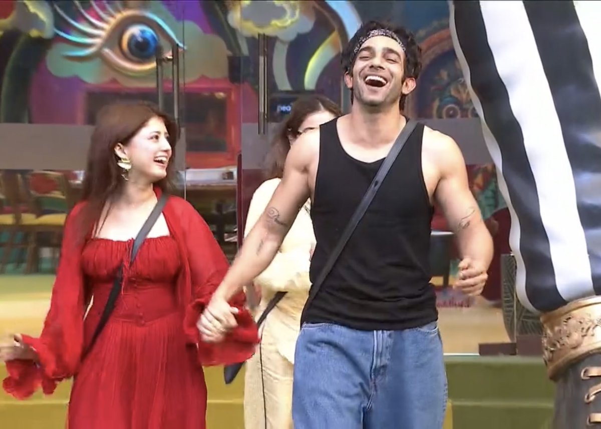 TeamKanikaM's tweet photo. “Jo apni dost ko das le, woh tumhe nahi dasegi kya?” the constant Kanika narrative is getting tiring.

Whenever Kanika has an issue with someone, she says it to their face. Meanwhile, so much about her gets discussed behind her back.

And this whole “Aman ko dasa” narrative makes no sense either Aman was never even her friend. Criticise her game if you want, but at least keep the logic consistent.

#KanikaMann #BiggBoss20